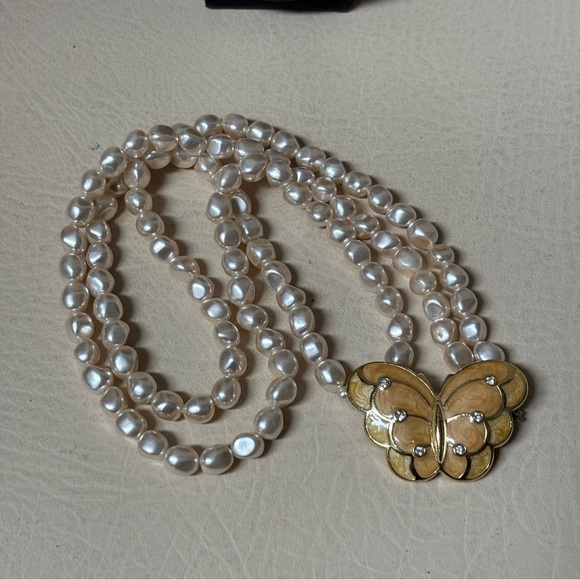 KJL For Avon Double Strand Of Pearls. A Gold Tone, Lacquered Butterfly - Picture 5 of 6